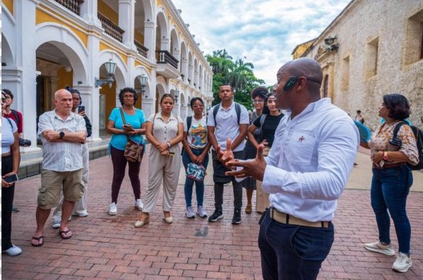 El guía de turismo es la ventana del país frente a sus visitantes - Kikhe Travel Cartagena - Tour Calles y citas - plaza proclamación